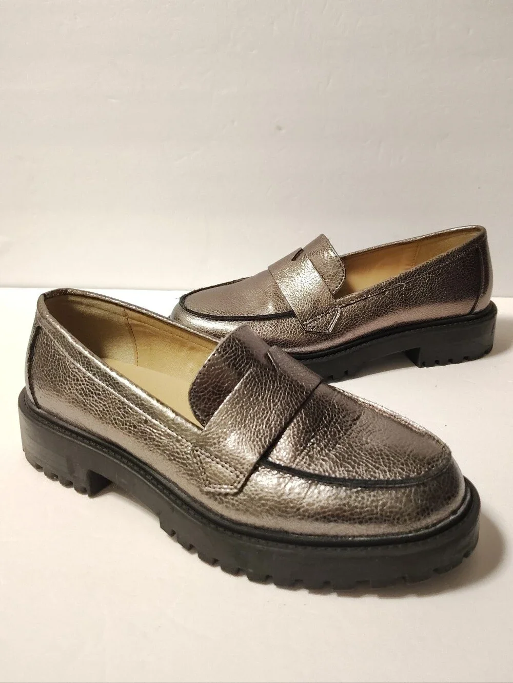 Banana Republic Vee Strap Leather Metallic Pewter Lug Sole Moc-Toe Lugg Loafer 7